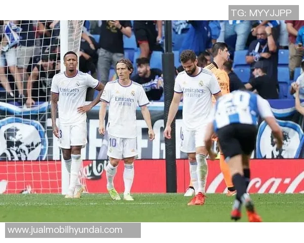 皇马元老队与罗马传奇对决重温经典足球时刻 皇马元老队与罗马传奇对决重温经典足球时刻